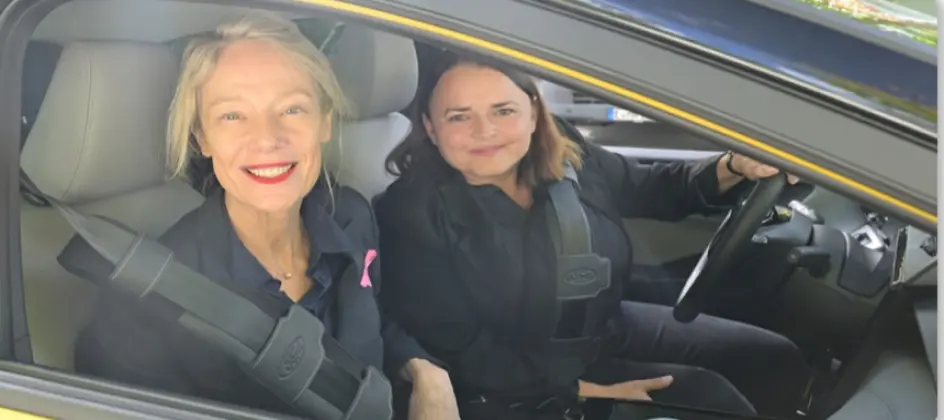 Ford übergibt SupportBelt an Pink Ribbon Deutschland